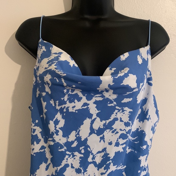 MISS LOLA Blue & white patterned dress - Picture 3 of 8